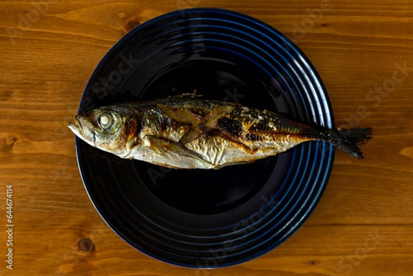 Obraz 青い皿に乗った鯵の塩焼き