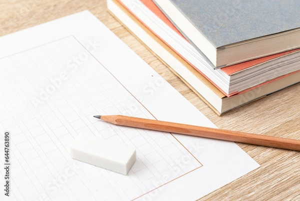 Fototapeta 机に置かれた本と原稿用紙