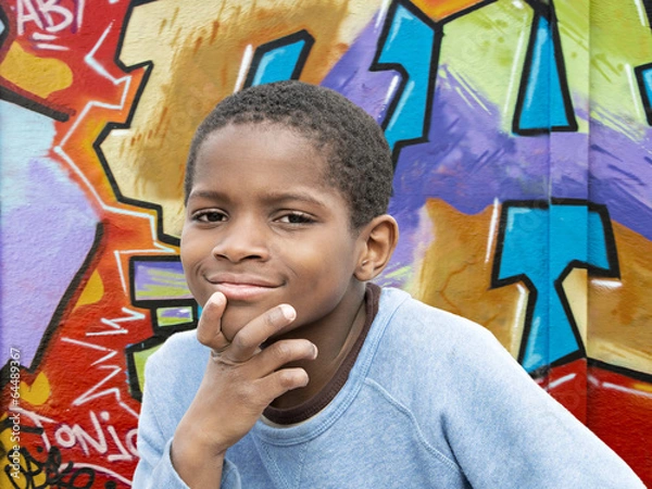 Obraz Młody chłopak Afro przed ścianą graffiti
