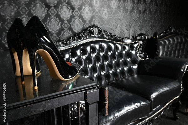 Obraz 檻のある部屋とハイヒール　フェティッシュなイメージ　 high heels placed in a room with a cage