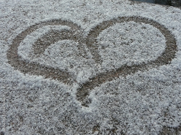 Fototapeta Auf einer mit Frost überzogenen Oberfläche gezeichnetes Herz