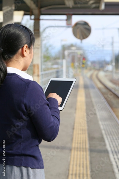 Fototapeta 駅のホームでタブレット