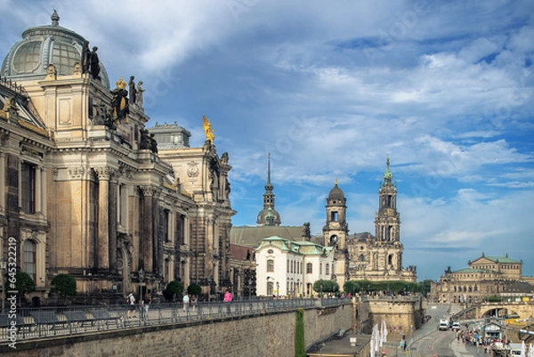 Fototapeta Blick auf Brühlsche Terrasse mit Kunstakademie, Sekundogenitur, Sanctissimae Trinitatis und Semperoper