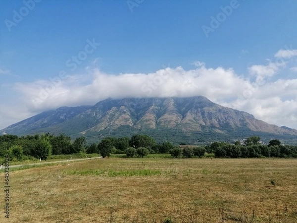Obraz Monte Taburno veduta estiva con nubi sulla cima e foschia leggera