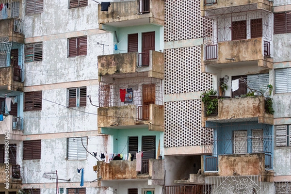 Fototapeta Dilapidated apartment block in cuban countryside.
