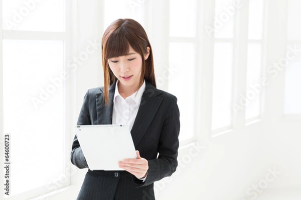 Fototapeta タブレットを見る女性　ビジネス
