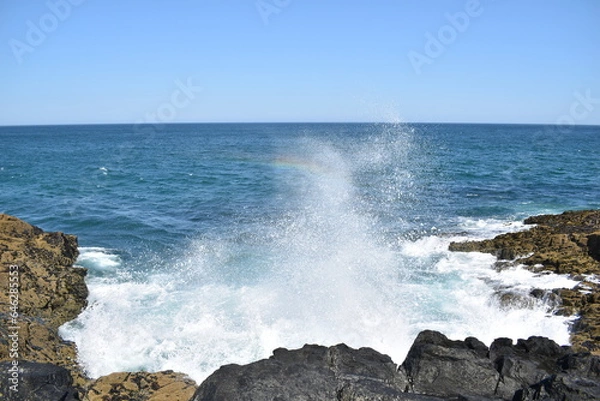 Fototapeta waves breaking on rocks