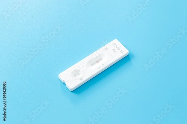 Fototapeta 青背景にコロナウイルスの抗原検査キット