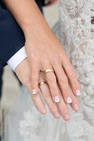 Fototapeta bride and groom hands