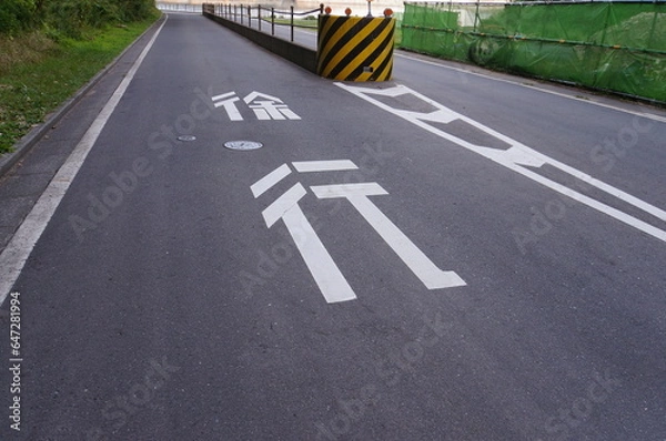 Obraz 道路に書かれたはねが逆の徐行の文字