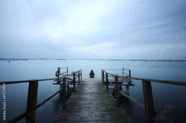 Obraz Samotna dziewczyna na molo