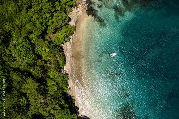 Fototapeta Beautiful aerial view of Playas del Coco, Hermosa Beach and its green mountains, bay and yachts in Costa Rica