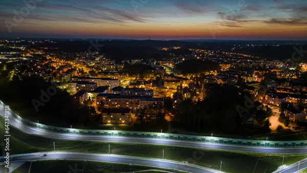 Fototapeta Widok z lotu ptaka miasta Gdynia podczas zachodu słońca, zdjęcia zrobione dronem, neony światła nocnego miasta i ulic