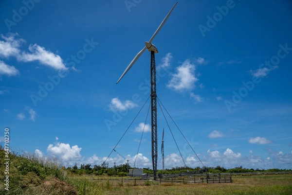 Obraz 夏空と沖縄県多良間島の風力発電タービン