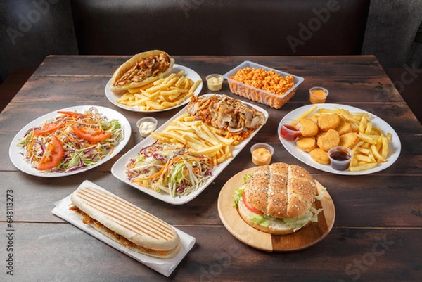 Obraz Assortiment des plats turc sur une table en bois. Variété des plats de restauration rapide à emporter. 