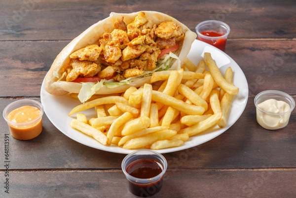Obraz Doner kebab sandwich sur une assiette avec des frites et sauces. Spécialité culinaire turque. Restauration rapide.
