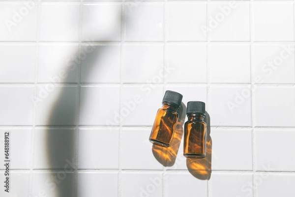 Fototapeta アロマオイルビンが2本。自然・オーガニック・美容のイメージ。	