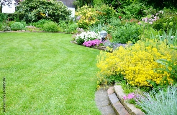 Obraz Rasenfläche mit Blumenbeet