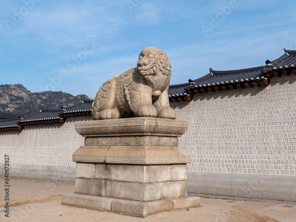 Obraz a statue of Haitai standing in front of Gwanghwamun Gate