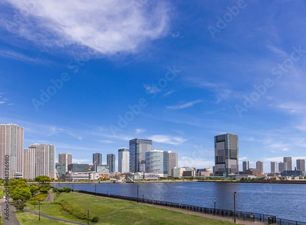 Obraz 水辺に建つ都会のビル群