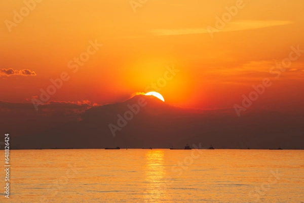 Fototapeta ダイヤモンド富士 - 富士山の後ろで輝く夕陽