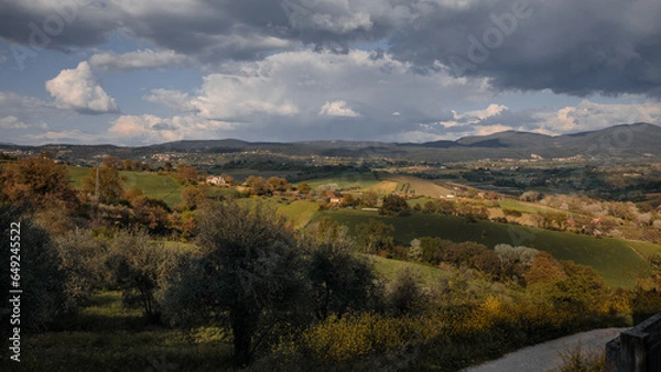 Fototapeta Green fields and hills with small villages in the Lazio region.