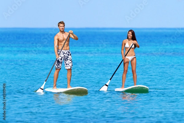 Fototapeta Wstańcie ludzie na plaży na desce do wiosłowania