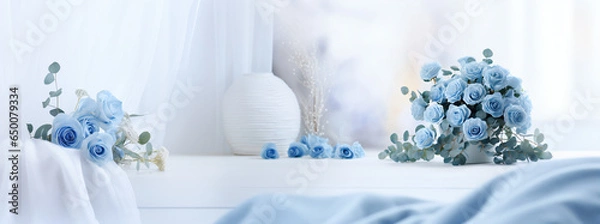 Obraz 白の机と壁紙に青い薔薇とユーカリを飾っている花瓶