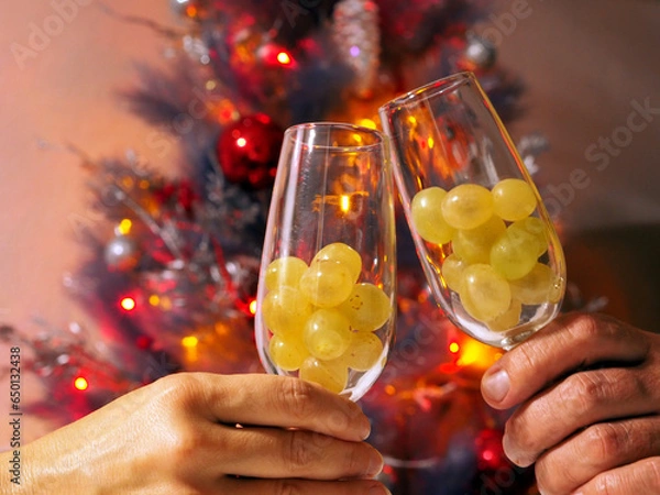 Obraz New Year's Tradition: Twelve Grapes and a Festive Tree