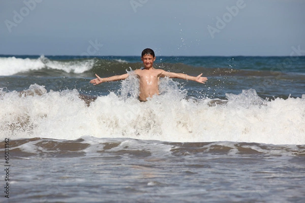 Fototapeta boy play with ocean waves