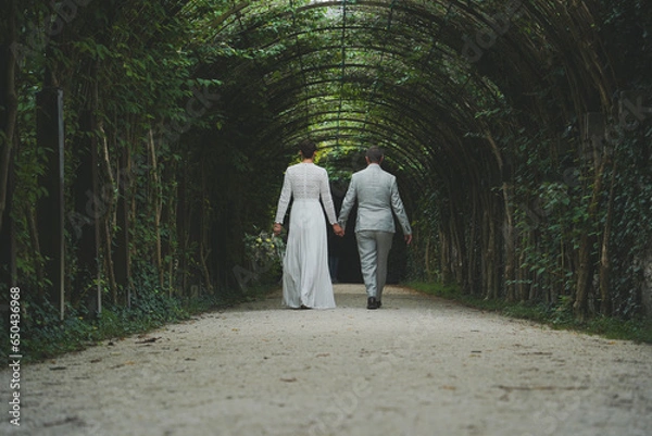 Obraz wedding couple walking in the park