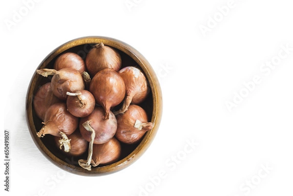 Obraz Red onions in wooden bolw  on white background.has path