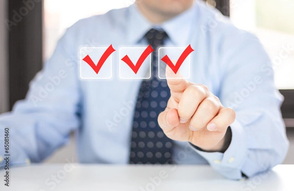 Obraz Uomo in ufficio presenta e seleziona opzioni