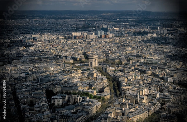 Fototapeta Paris, France - April 3 2019: The arc de triomphe from the eiffel tower over the streets of Paris on a clear day
