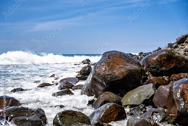 Obraz Closeup shot of sea waves crashing against a rocky shore