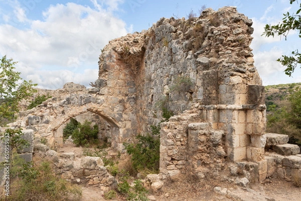 Fototapeta The remains  of large dining room in courtyard of residence of Grand Masters of the Teutonic Order in the ruins of the castle of the Crusader fortress located in the Upper Galilee in northern Israel