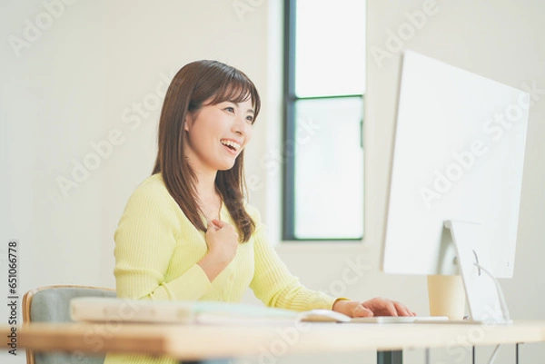 Obraz パソコンでリモート会議をする女性