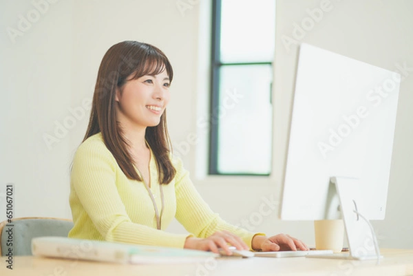 Obraz デスクワークをする笑顔の女性