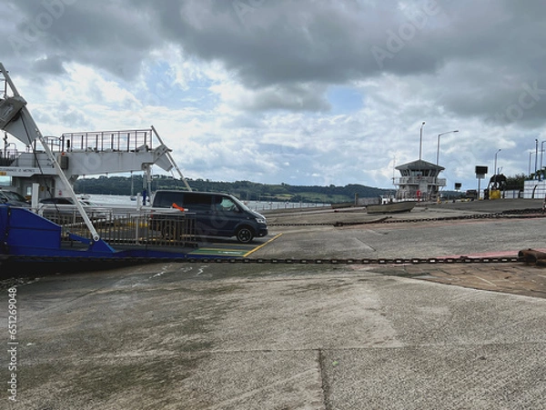 Fototapeta Entladen einer Autofähre in Plymouth 