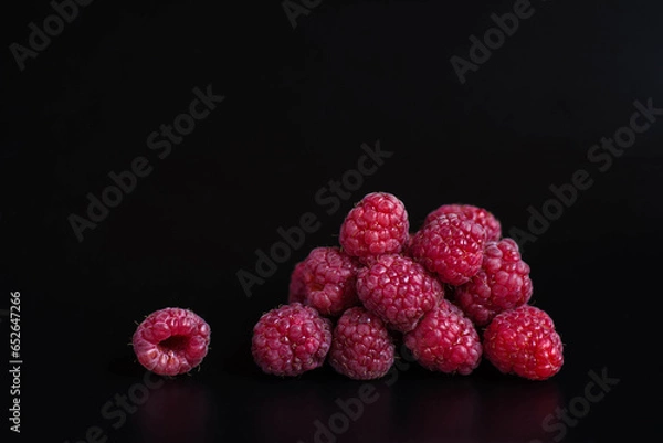 Obraz rasberry on the black background