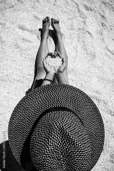 Fototapeta Australia, Shell Beach is a picturesque place formed from billions of tiny shells. The beach stretches for more than 100 kilometres with shells between seven and ten metres deep. Shells everywhere!