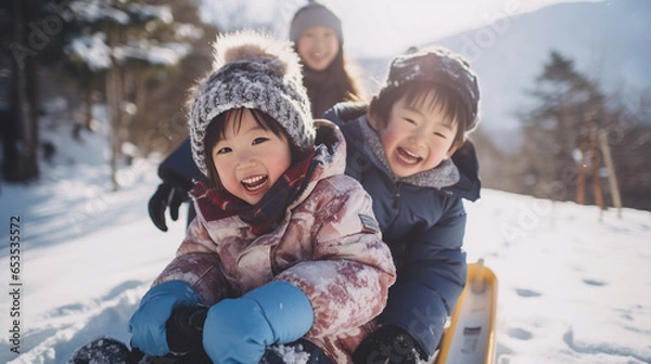 Obraz ソリで雪の上をすべる子どもたち