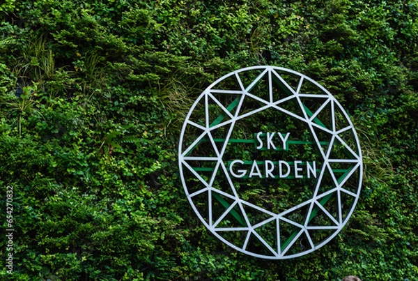 Fototapeta Sky Garden sign on the exterior of 20 Fenchurch Street, also known as the Fenchurch Building, or the Walkie Talkie building in London, UK.