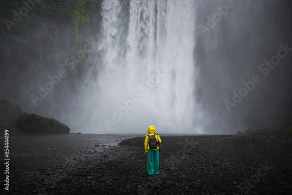 Obraz Wodospad Skogafoss z modelką przed wodospadami na Islandii