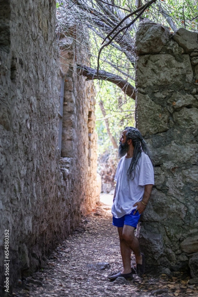 Obraz A man with dreadlocks posing among historical ruins