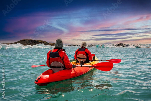 Obraz kayaking in Iceland next to an iceberg