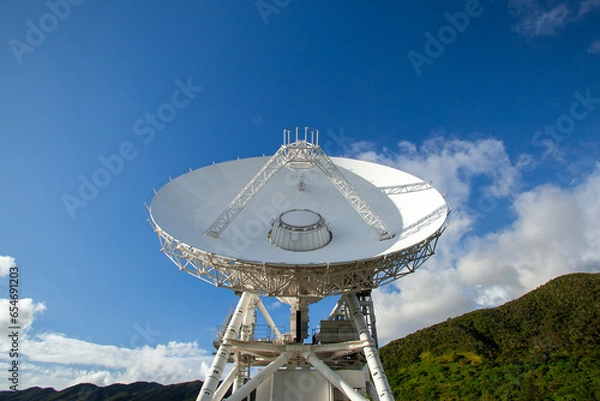 Obraz 空に向けられた電波望遠鏡のアンテナ