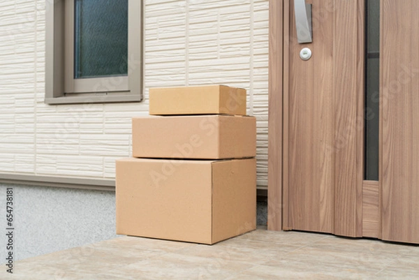 Fototapeta 玄関先に置かれた荷物