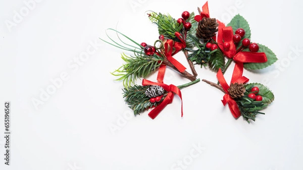 Fototapeta decorations of pine, berries and pine cones placed in a semicircular shape on the table