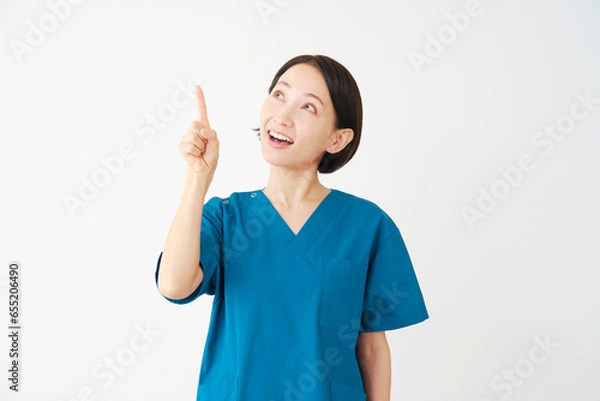 Fototapeta 上方向を指差す女性の医者　白背景